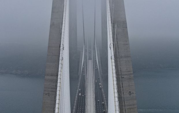 Sis bulutları köprüyü kuşattı