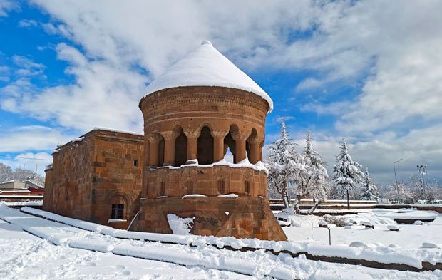 Ahlat'ta tarih beyaza büründü