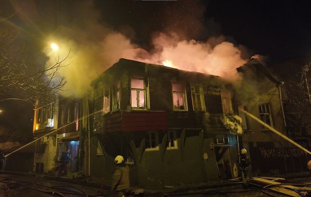 Üsküdar'da tarihi metruk binalarda yangın