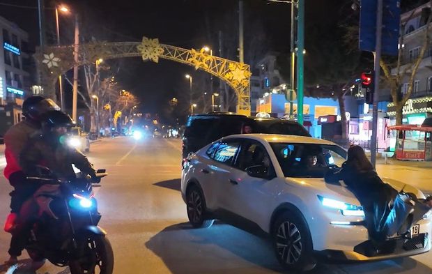 ‘Çakar var’ dedi aracın önüne atladı