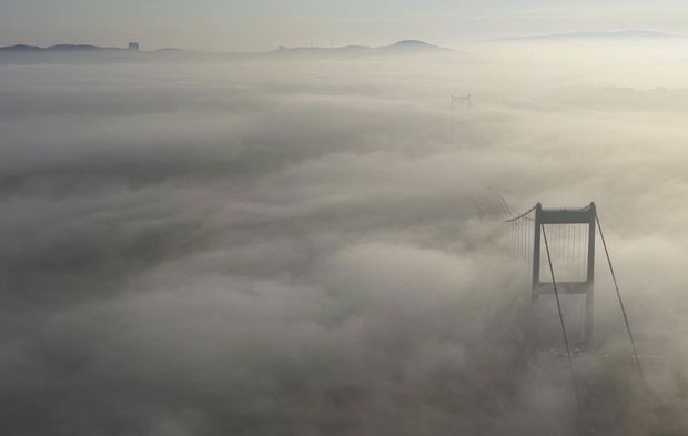 Fatih Sultan Mehmet Köprüsü sisler arasında kaldı