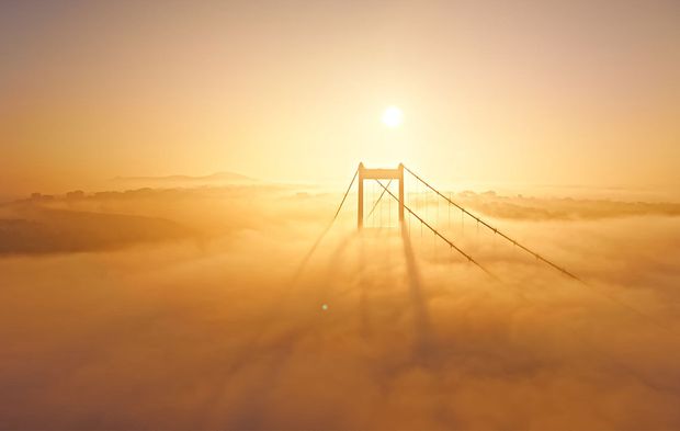 Gün doğumunda büyüleyen sis manzarası