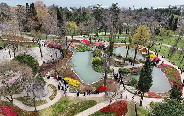 İstanbul'un simgesi laleler şehri yeniden renklendirdi