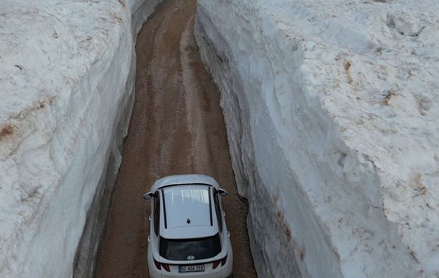 Kar duvarları arasında kalan yol