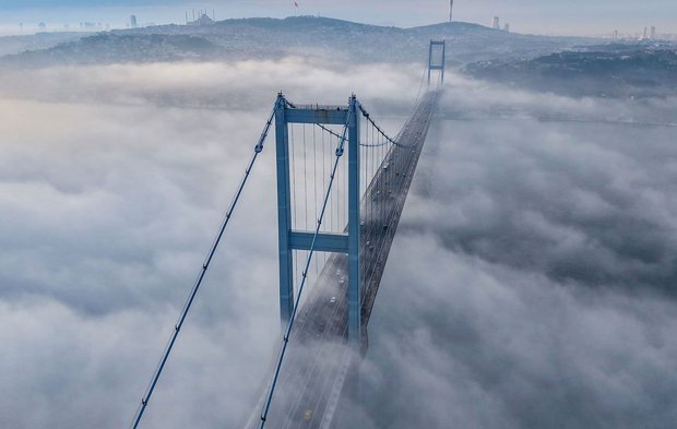 İstanbul Boğazı sis altında