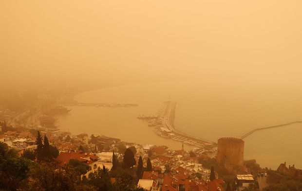 Çöl tozu görüş mesafesini düşürdü
