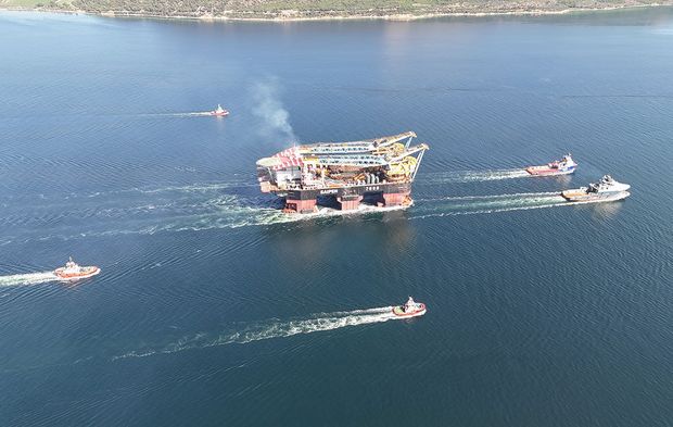 Çanakkale Boğazı’nda nefes kesen geçiş: Dev vinç yolda