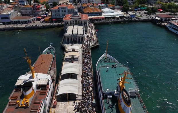 Büyükada’da hafta sonu yoğunluğu: 'İğne atsan yere düşmez'