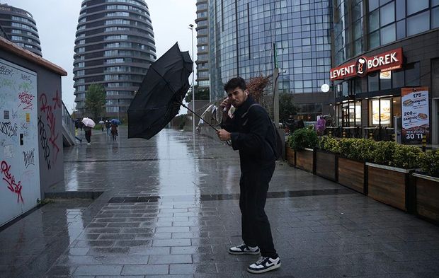 İstanbul'da vatandaşların şiddetli fırtına ve yağmurla imtihanı