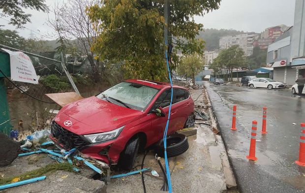 Ayazağa’da sel kabusu: Araçlar sürüklendi, iş yerleri su altında kaldı