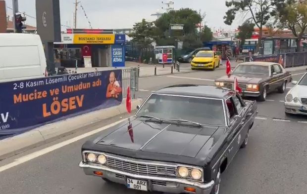 Kadıköy'de klasik otomobillerle Cumhuriyet Bayramı korteji