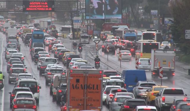 İstanbul'da yağmurda trafik yoğunluğu yüzde 65'e ulaştı