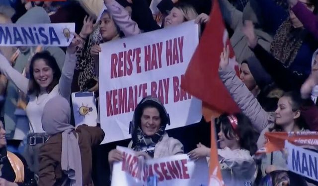 Erdoğan, Manisalı kadınların pankartını okudu