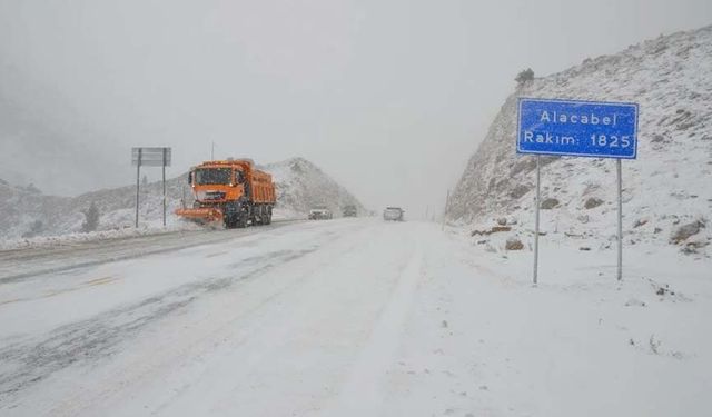 Antalya Alacabel'de kar kalınlığı 20 santimetreyi aştı!
