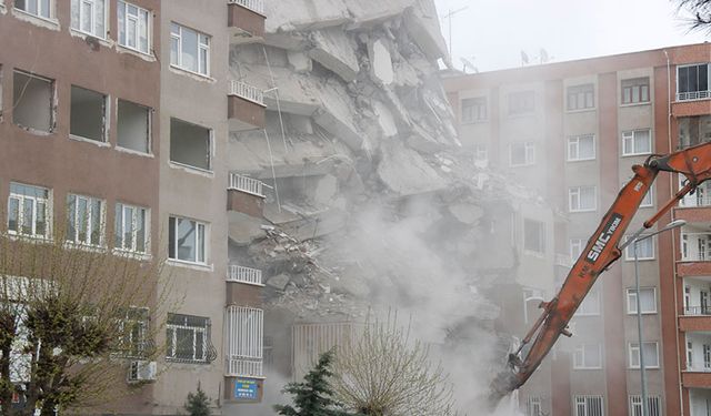 Diyarbakır'da bir kısmı yıkılan bina çöktü