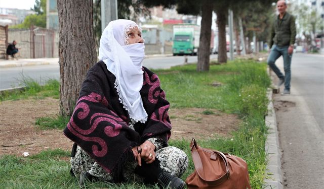 Her gün aynı yerde oturup ağlıyor.. İşte Diyarbakır'da yürekleri yakan hikaye..