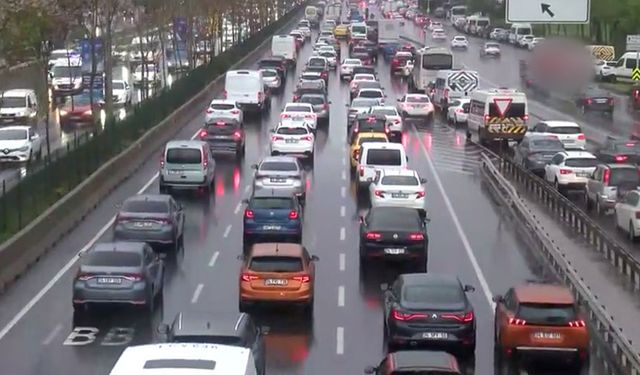 İstanbul'da yağmur trafiği: Yoğunluk yüzde 75'e ulaştı
