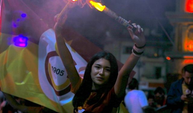 Galatasaray taraftarları sokaklara çıktı, meşaleler yakıp şampiyonluğu kutladı