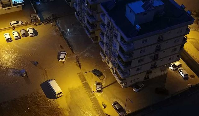 Mersin'de yağmur hayatı felç etti! Onlarca araç sular içinde kaldı