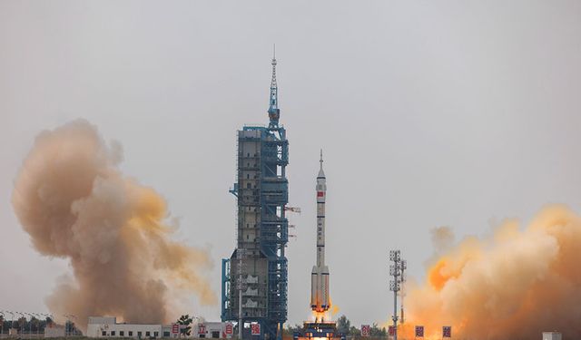Çin, uzaya ilk sivil astronotu gönderdi