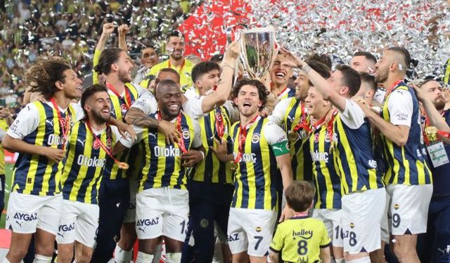 Fenerbahçe, yıllar sonra alınan Türkiye Kupası'nı 5 yıldızlı formalarıyla kutladı!