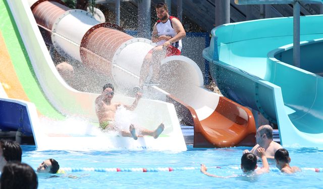 Tatile gidemeyen Ankaralılar sıcak havaların tadını aquaparklarda çıkardı