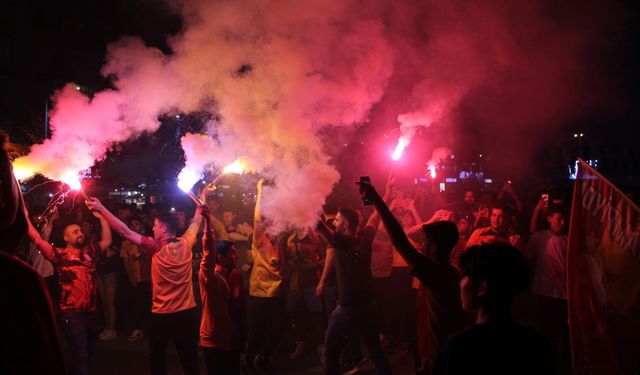 Süper Lig şampiyonu olan sarı-kırmızılılar, gönüllerince kutlama yaptı