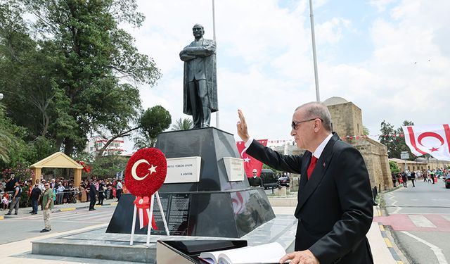 Cumhurbaşkanı Erdoğan, Lefkoşa'da Atatürk Anıtı'na çelenk bıraktı