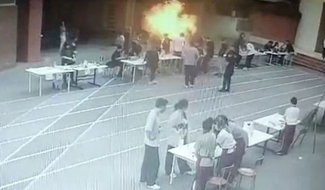 Küçükçekmece'de özel bir okulda deney sırasında yaşanan patlama anı kamerada