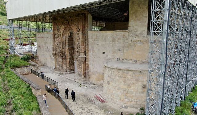 Anadolu'nun 'El Hamrası' Divriği Ulu Cami ince işçiliğiyle görenleri büyülüyor