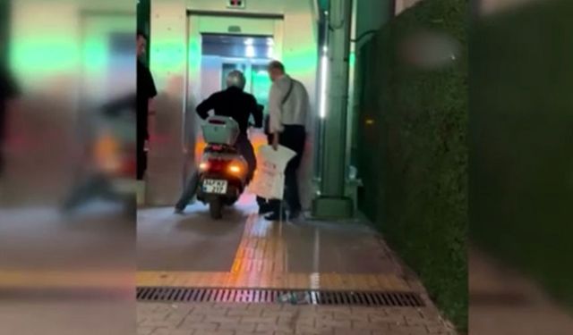 Engelli asansörüne motosikletiyle bindi