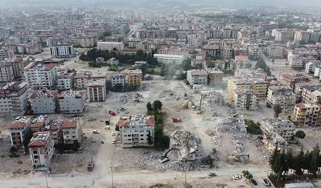 Depremin vurduğu Hatay'da hasarlı binalar bir bir yıkılıyor