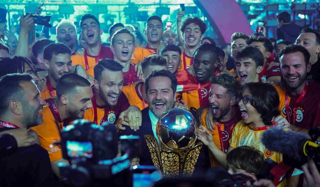 Derbiyi kazanan Galatasaray, Nef Stadyumu'nda kupayı kaldırdı!