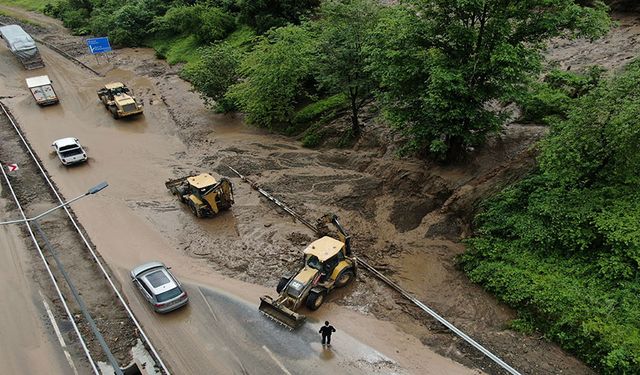 Trabzon-Gümüşhane yolunu taş ve çamur kapattı: Ulaşım tek şeritten sağlanıyor