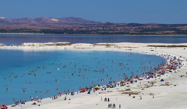 Turkuaz rengi halk plajı doldu taştı! Bayramı fırsat bilen tatilciler soluğu Salda gölünde aldı!