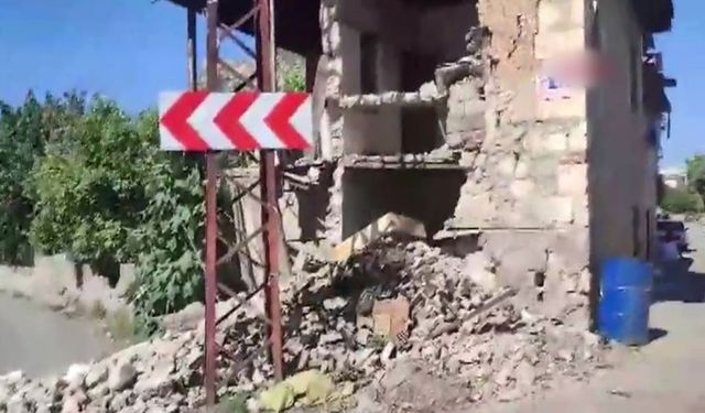 Adana'da 5.5 büyüklüğünde depremde kullanılmayan 2 binanın duvarı yıkıldı, yola kaya düştü