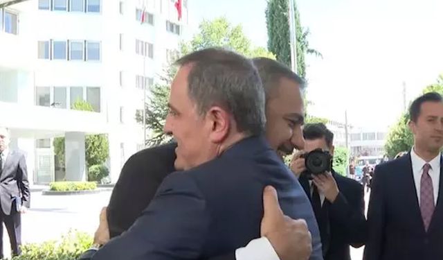 Hakan Fidan Azerbaycanlı mevkidaşını kucaklayarak karşıladı! Dünya'nın konuştuğu görüntü