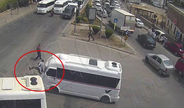 Adana’da pes dedirten kaza! Cadde ortasında yürüyen adama dolmuş çarptı