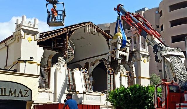 Depremde ağır hasar alan Aziz Nikola Rum Ortodoks Kilisesi’nin çan kuleleri kaldırıldı