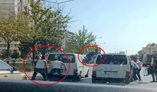 Konya'da tekmeli tokatlı trafik kavgasında ilginç görüntüler! Minibüsün camından atlayıp...