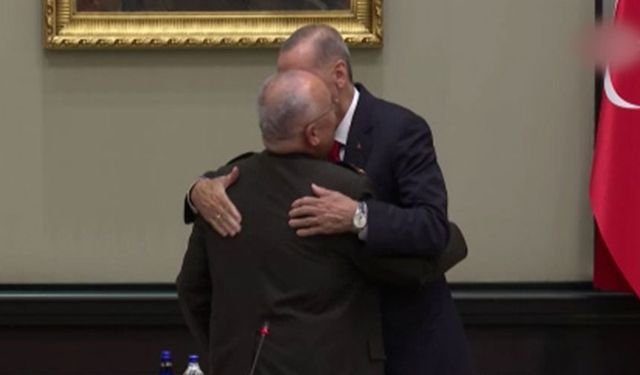 MGK'da gözlerin dolduğu an! Cumhurbaşkanı Erdoğan Orgeneral Aysever'e sarılıp böyle teselli etti