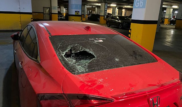 Bayrampaşa’da İSPARK otoparkında 15 aracın camını taşla kırıp kaçtılar