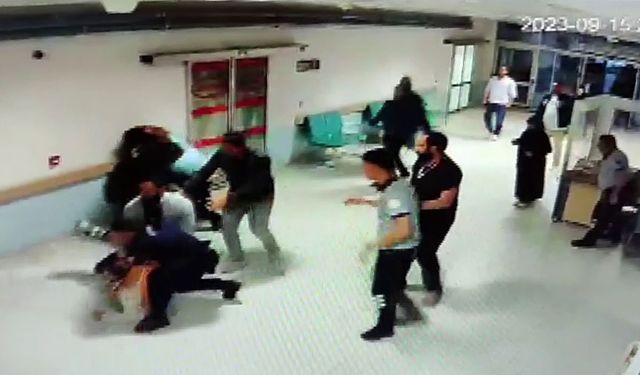 Sivas’ta hasta yakını polis memurunun güvenlik görevlilerine saldırdığı anların görüntüsü