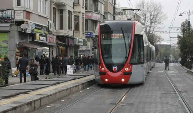 Kabataş-Bağcılar tramvay hattında arıza: Vatandaşlar bir sonraki durağa kadar yürümek zorunda kaldı...