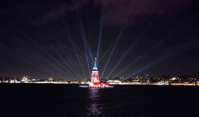 İstanbul'un simgelerinden Kız Kulesi, Cumhuriyet Bayramı dolayısıyla kırmızı beyaza büründü!