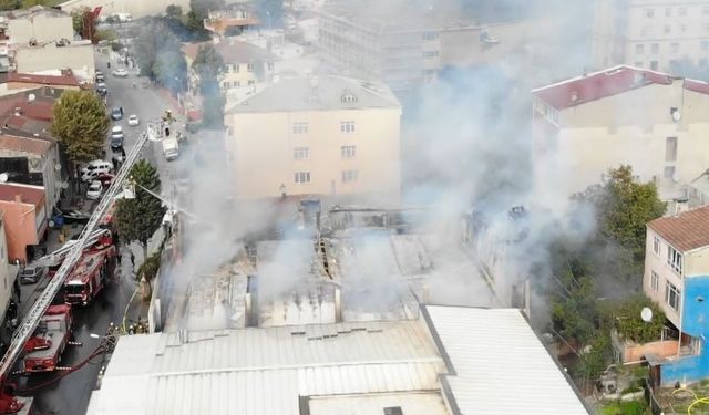 Küçükçekmece'de gıda boyalarının bulunduğu depoda yangın: Tedbir amaçlı çevredeki binalar boşaltılıyor...