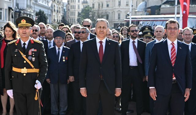 İBB Başkanı İmamoğlu ve Vali Gül, Taksim Meydanı'ndaki çelenk bırakma törenine katıldı