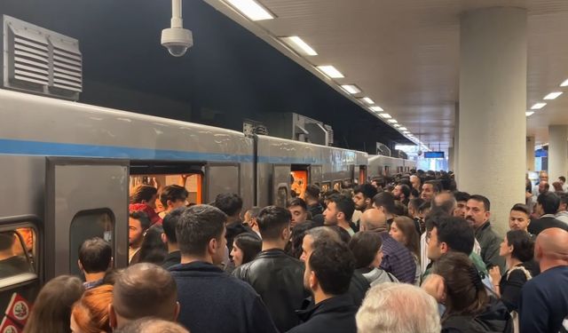 İstanbul’da gelmeyen metrolar ve yürümeyen merdivenler vatandaşları çileden çıkardı