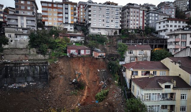 İstanbul'da fırtına ve şiddetli yağış nedeniyle toprak kaydı: 6 kişilik aile ölümden döndü