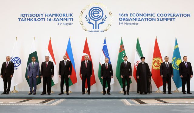 Cumhurbaşkanı Recep Tayyip Erdoğan, Ekonomik İşbirliği Teşkilatı aile fotoğrafı çekimine katıldı